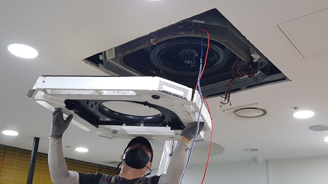 에어컨 분해 및 먼지 제거